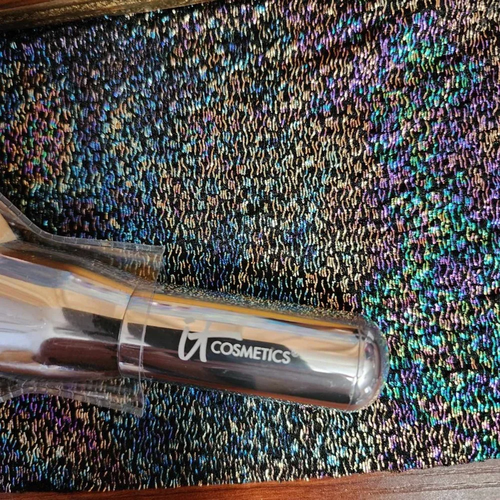 it Cosmetics Heavenly Luxe Mega Fan Brush #9 Silver Handle - Picture 3 of 3
